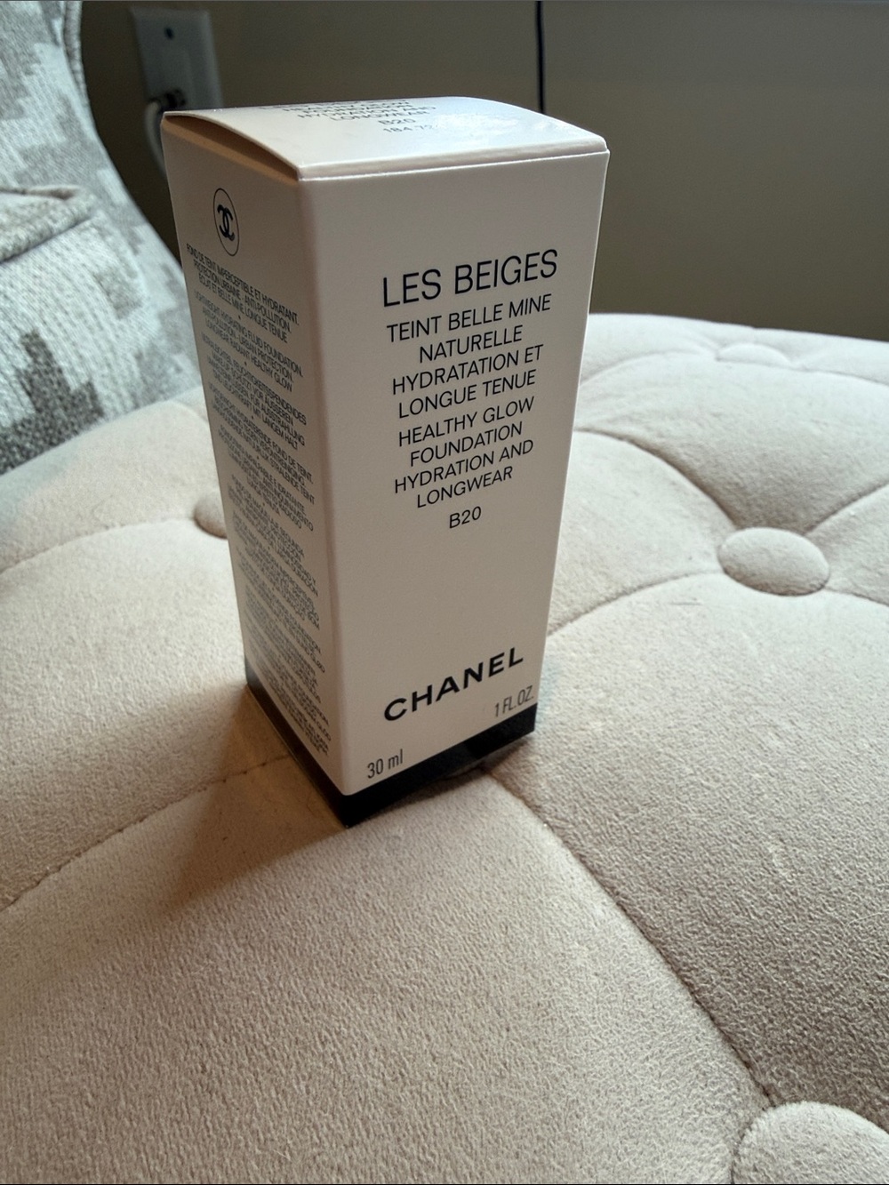 CHANEL Les Beiges Healthy Glow Foundation B20 - Beige and Black Packaging